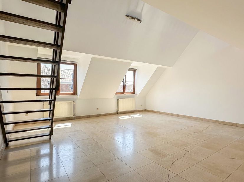 Waterloo - centrumwijk. Aangenaam appartement (2CH/1SDB) van ±114 m² gelegen nabij winkels. Het bestaat uit een inkomhal die uitgeeft op de woonkamer
