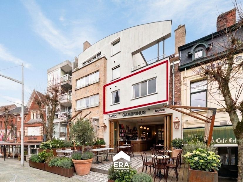 Prachtig appartement te koop in hartje Eeklo met zicht op de Markt Op een toplocatie in het centrum van Eeklo bevindt zich dit ruim en appartement op