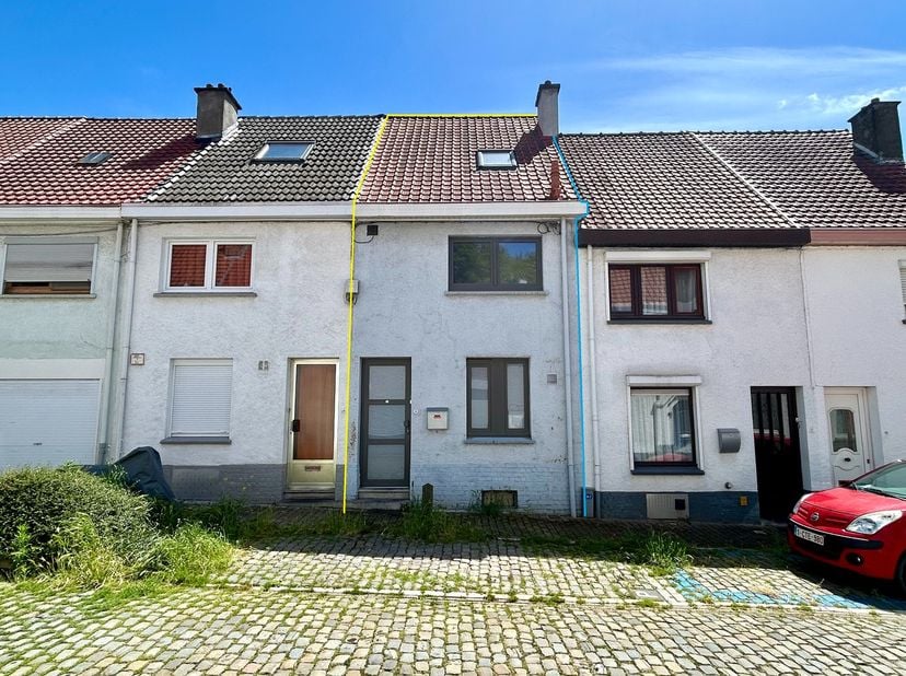 Deze gezellige en volledig gerenoveerde rijwoning is gelegen in de Tolhuizenstraat, een rustige straat binnen de ring van Leuven. Dankzij haar uitstek