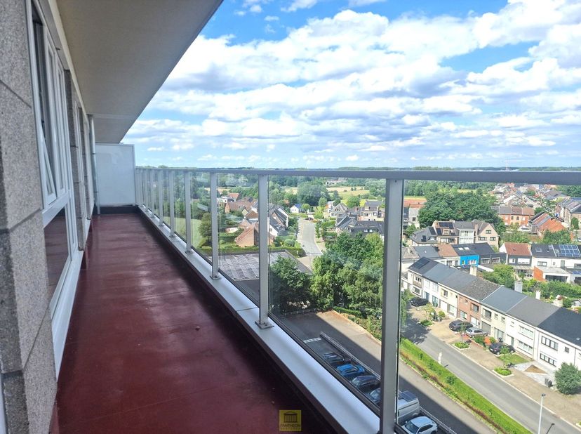 Op de 9de verdieping van een rustige residentie in Aalst bevindt zich dit vernieuwde appartement met een prachtig open uitzicht. De ligging is ideaal: