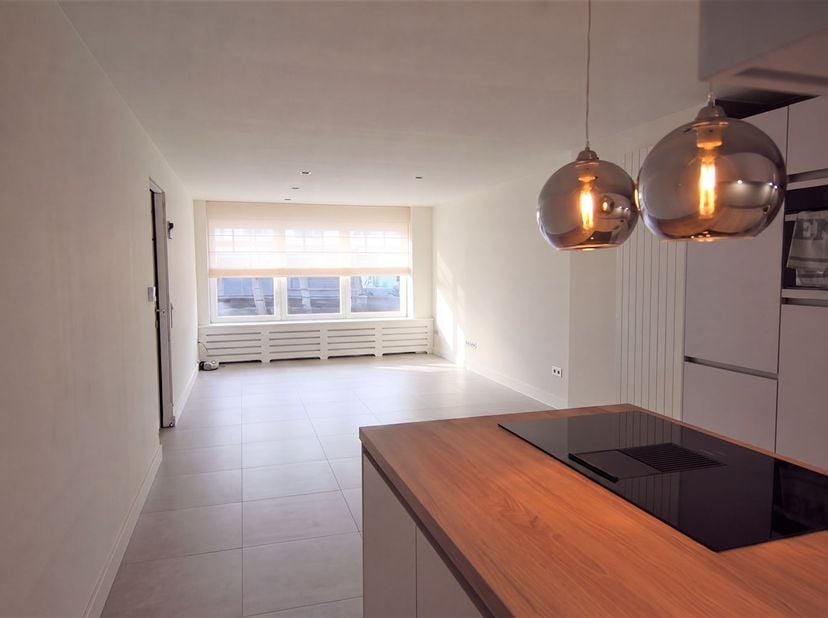 Instapklaar gelijkvloers appartement met 2 slaapkamers, koer en kelderberging, gelegen in het centrum van Maaseik.<br />
<br />
ALGEMEEN:<br />
- V