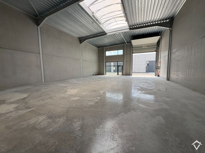 - Nieuwe KMO-units te Ichtegem -<br />
<br />
In de Industriestraat te Ichtegem transformeert Global Estate Group de voormalige Dupon Biscuits-site –