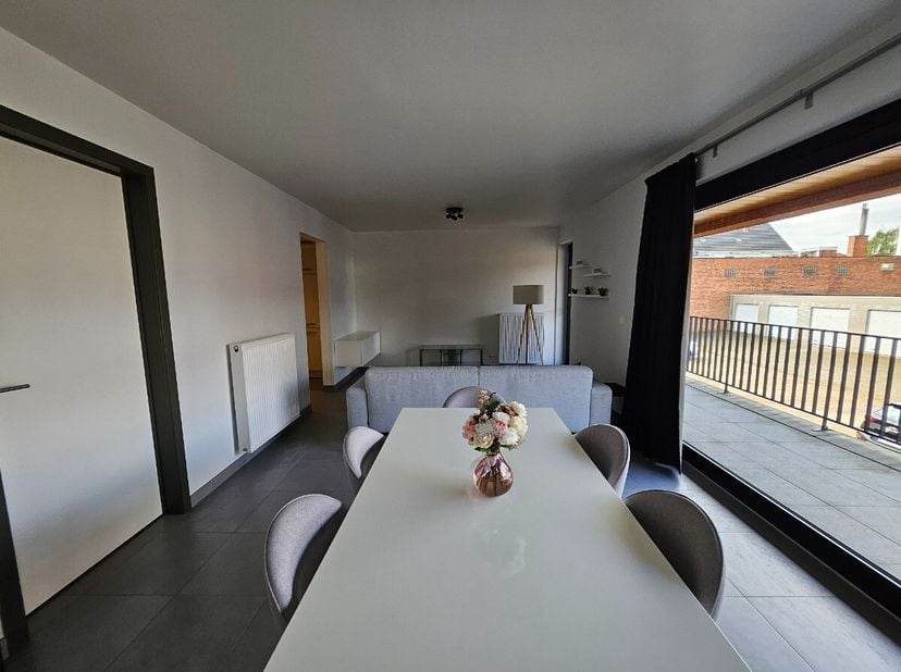 Triplex met 1 slaapkamer, terras, en inpandige garage in het centrum Alken.Voor meer informatie ga naar: https://www.era.be/nl/te-huur/alken/huis/trip