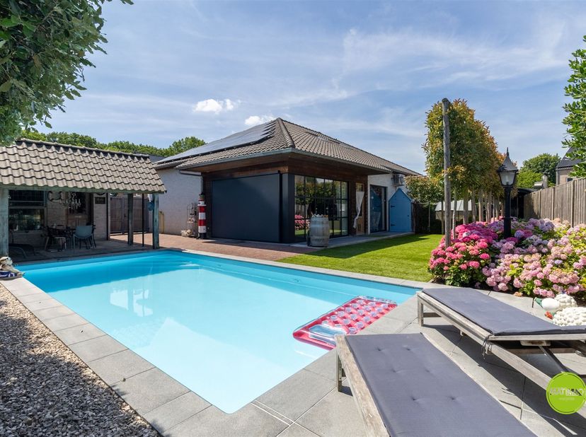Bienvenue dans cette superbe maison à Pelt, un véritable paradis pour ceux qui aiment le confort et le luxe. Cette maison moderne offre 380 m² d'espac