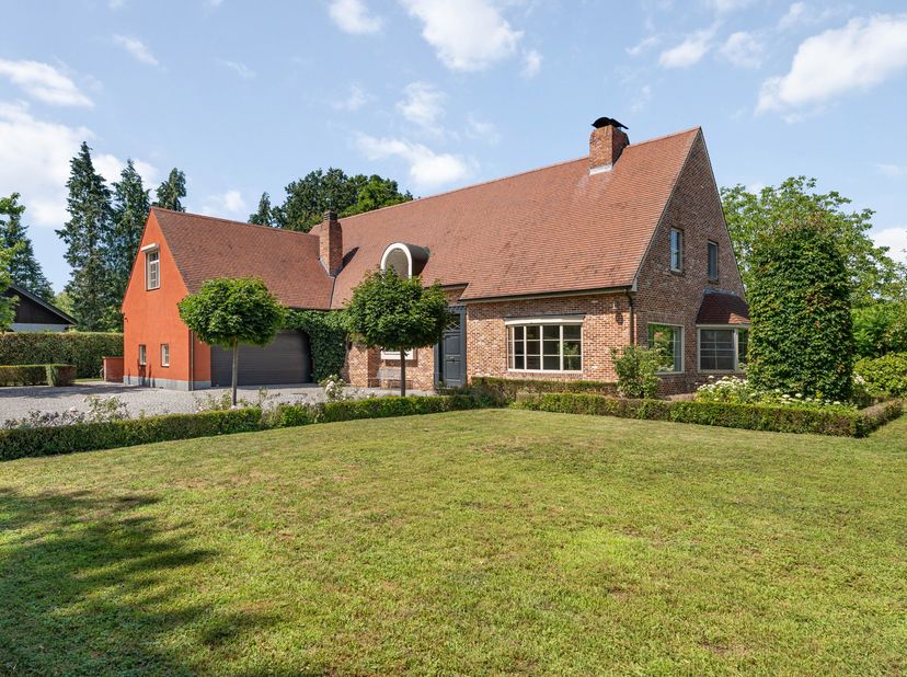 Verzorgde villa, rustig gelegen op 3.126 m² met achteraan open zicht op weilanden. De woning  combineert royale leefruimtes met een warme, charmante a