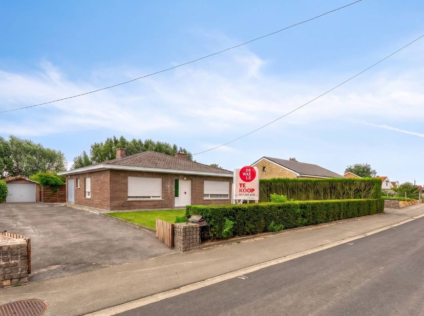 Gelijkvloerse woning te koop in de Hazewindstraat 8 te Vlamertinge. Dit huis te koop is uitermate geschikt voor wie op zoek is naar een alleenstaande