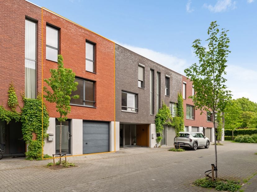 Gelegen in een rustige doodlopende straat in Mortsel, geniet deze energiezuinige woning van een veilige en kindvriendelijke ligging met weinig doorgaa