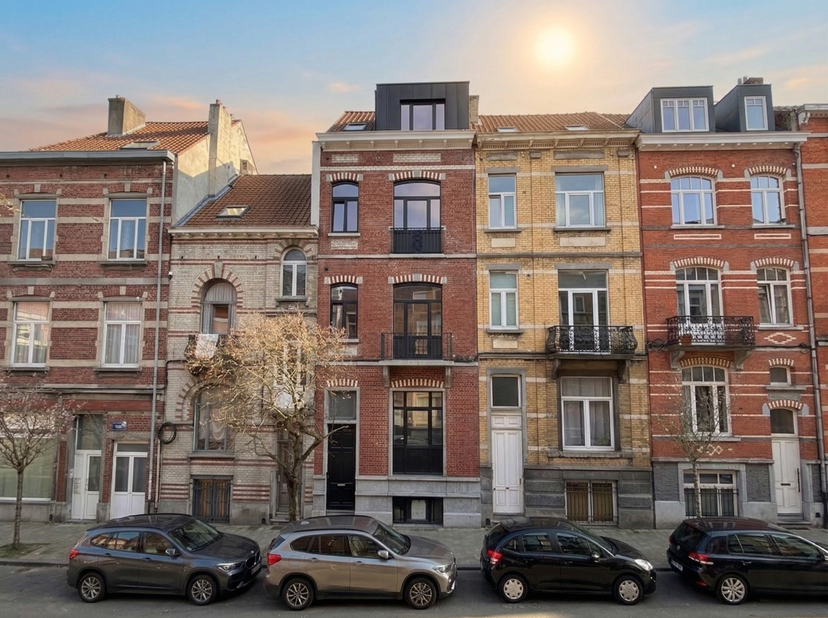EN ATTENTE DU COMPROMIS DE VENTE ------ IXELLES / QUARTIER DE L'UNIVERSITÉ — Situé dans l'un des quartiers les plus recherchés d'Ixelles, à mi-chemin
