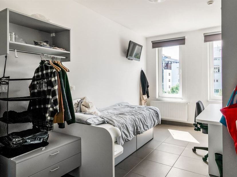Moderne studentenkamer (18m²) met privé badkamer op toplocatie in hartje Antwerpen<br />
Ligging:<br />
Deze instapklare studentenkamer bevindt zich i
