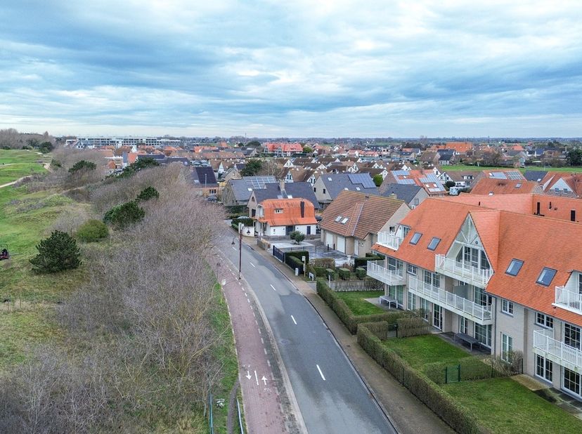 Dit prachtige appartement, met een verfijnde afwerking en een stijlvol interieur, is gelegen in de exclusieve residentie 'Jardin del Mar'. Het bevindt
