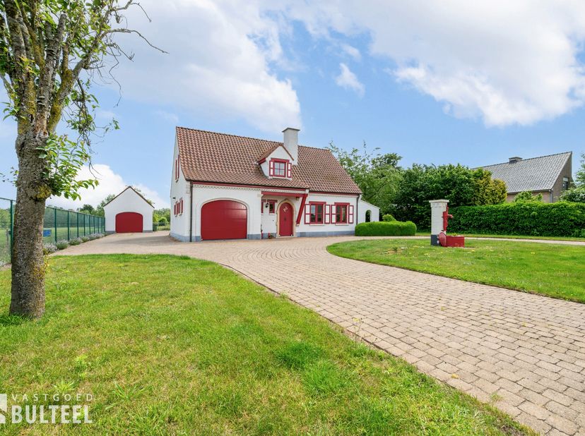Op een indrukwekkend perceel van 3.036 m2 bevindt zich deze landelijke villa, een ideale thuis voor wie&amp;nbsp; van ruimte, privacy en groen houdt. Gele
