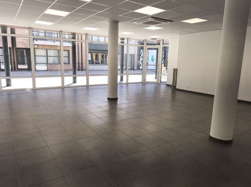 Commercieel handelspand (105m²) in hartje Lommel<br />
Ligging: Het handelspand is gelegen op De Vryheyt, dé winkel- en wandelstraat van Lommel. Deze