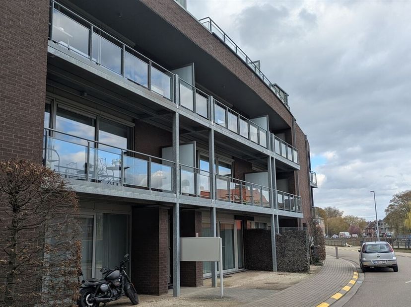 Recent appartement in het centrum van Aarschot.<br />
Prachtig afgewerkt appartement met een inkom met plaats voor een vestiaire kast.<br />
De ruime