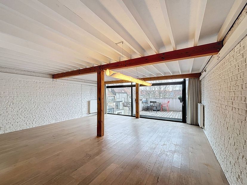 Sint-Gillis — Deze prachtige loft van 133 m² op de derde verdieping is de perfecte combinatie van karakter en modern comfort. Onmiddellijk beschikbaar