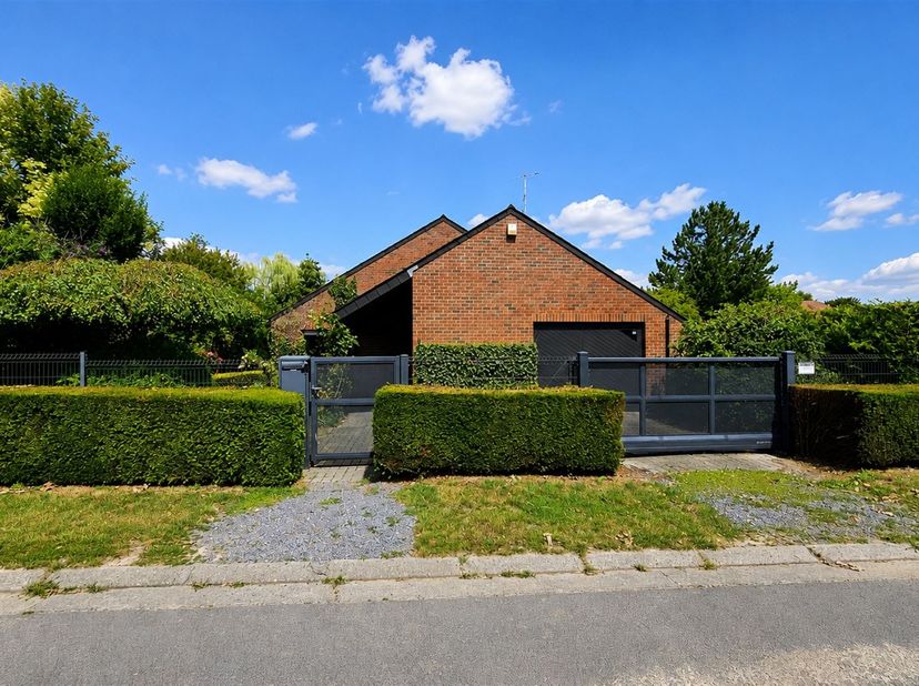 Villa 4 façades avec superbe potentiel, grand jardin et terrain à bâtir !<br />
<br />
<br />
<br />
À la recherche d'une maison individuelle pleine