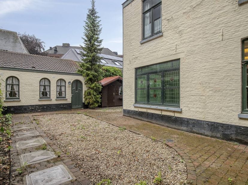 In hartje Brugge bevindt zich dit karaktervolle herenhuis met ca. 383 m² woonoppervlakte. Authentieke elementen, royale volumes en een aangename tuin