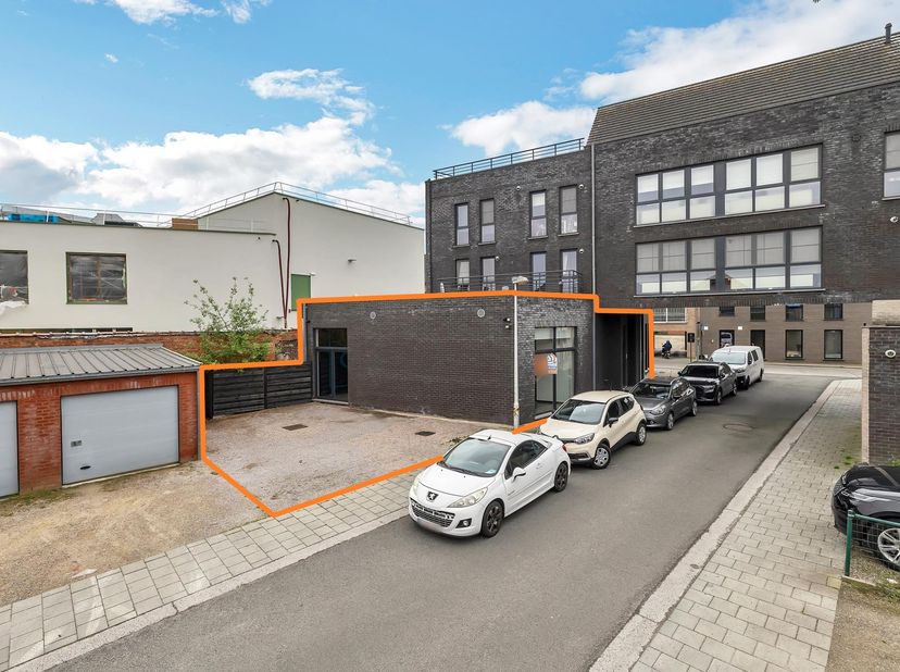 Bent u op zoek naar een professioneel en onmiddellijk bruikbaar kantoor op een vlot bereikbare locatie in Aalst? Dan is deze gelijkvloerse kantoorruim