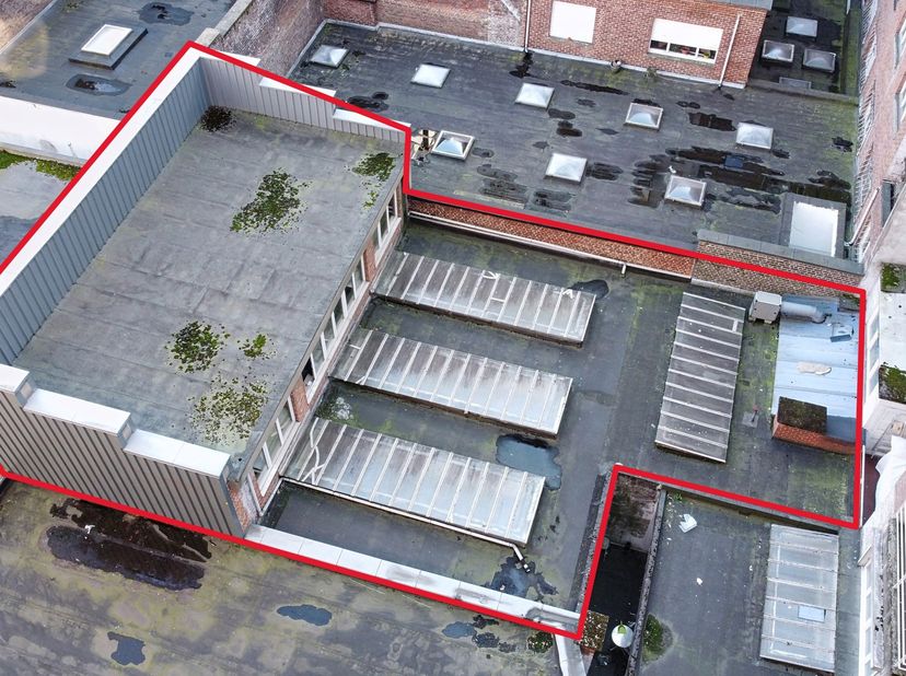 JNP Immobilier a le plaisir de vous présenter ces bureaux d’une superficie totale de 270 m², idéalement situés sur l’Avenue Rogier, bénéficiant d’une