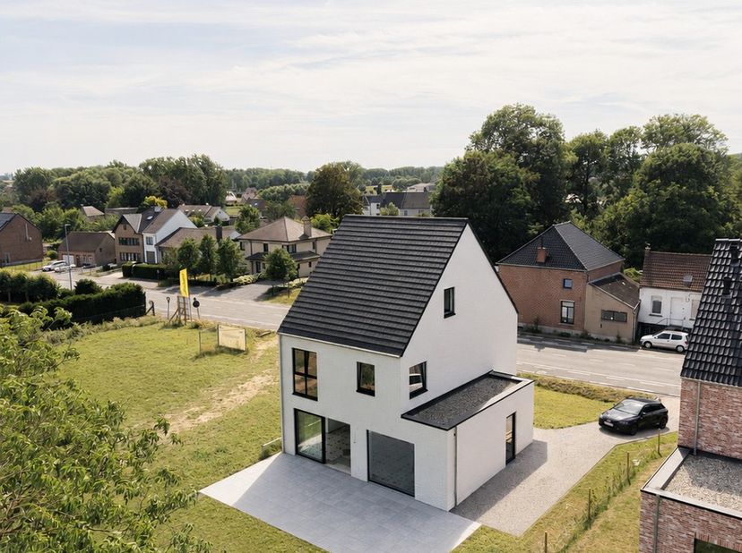 <br />
	Fermé au vent et à l’eau – visite sur place possible<br />
	Habitation BEN<br />
	3 à 4 chambres<br />
	Aménagement du jardin inclus<br />
	Fi