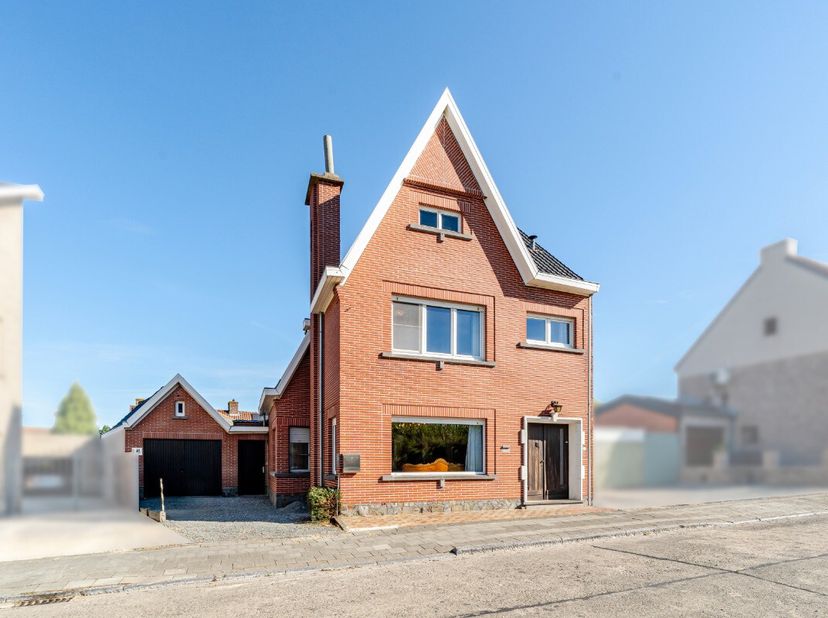 Op zoek naar een ruime gezinswoning met een prachtige tuin, grote garage en heel wat mogelijkheden? Deze charmante halfopen bebouwing in de Eichemstra