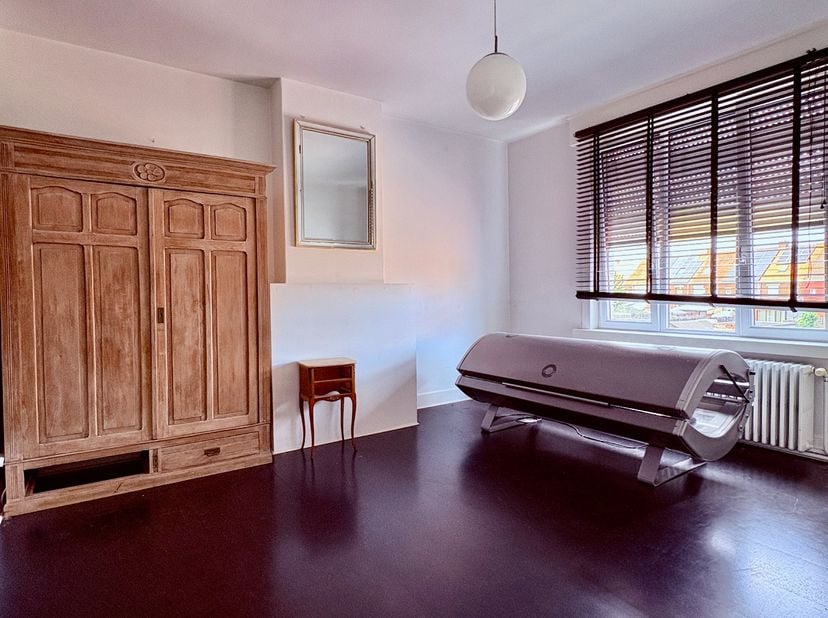 Deze herenwoning in Bissegem straalt authenticiteit uit zowel binnen als buiten. De aantrekkelijke voorgevel springt uit in het straatzicht!<br />
Hog