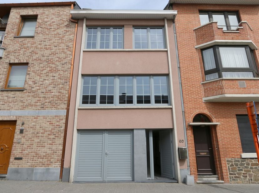 Ruime gezinswoning met 2 tot 3 slaapkamers en inpandige garage, voorzien van terras en mooie tuin, centraal en rustig gelegen, alles op wandelafstand.