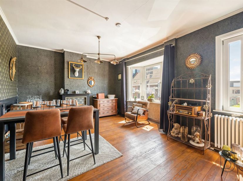 Op zoek naar een ruime gezinswoning met tal van mogelijkheden? Dan is deze karaktervolle woning in Deinze zeker een bezoek waard.<br />
Via de inkomha