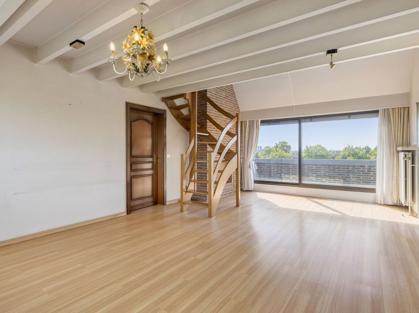 Dit ruime appartement van 109 vierkante meter combineert woongenot met een gunstige ligging aan de Bevrijdingslaan. Vanuit de woning staat u zo in het