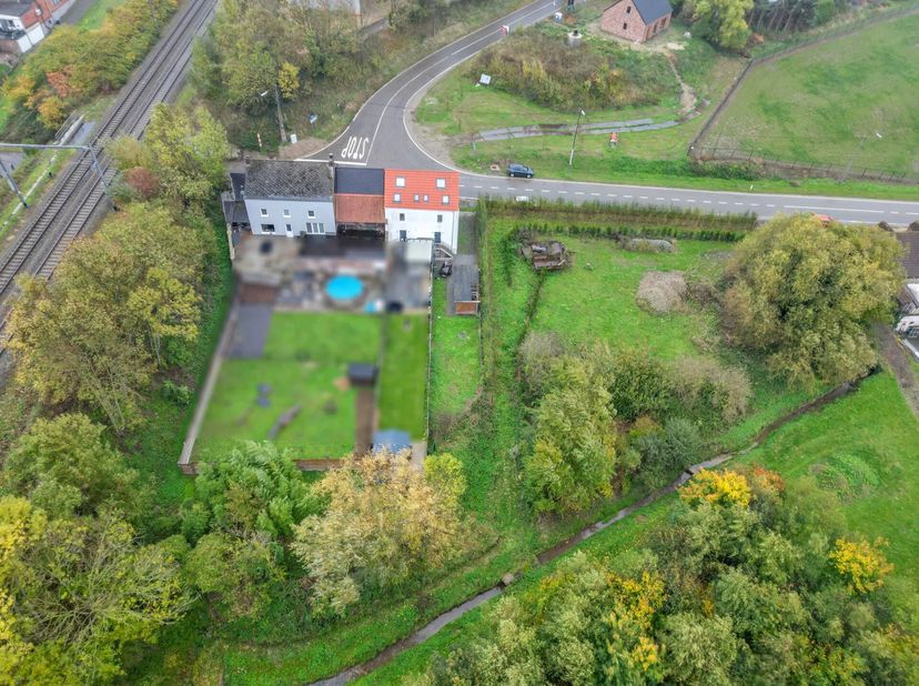 Weldra meer foto's.<br />
Deze woning ligt op een rustige invalsweg naar Montenaken. Hierdoor is er nog steeds een goede bereikbaarheid naar Landen, S