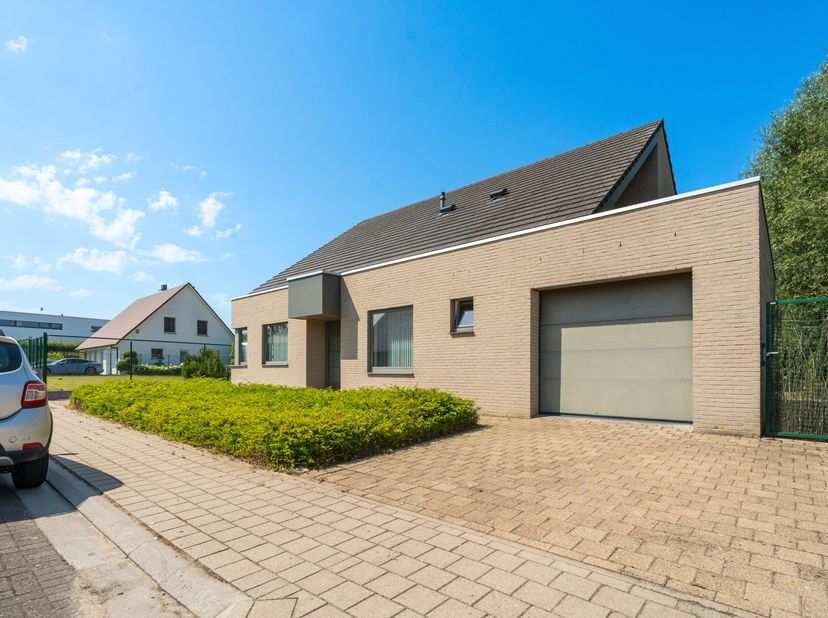 Rustig gelegen vrijstaande woning met EPC B te koop in Wevelgem<br />
Je betreedt de woning via de inkomhal, met toegang tot een eerste slaapkamer of