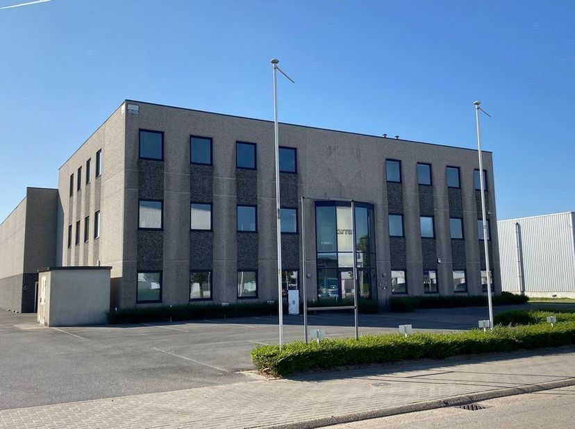 900m² ingedeelde kantoorruimte verdeeld over 1ste en 2de verdieping (opsplitsbaar vanaf 450m² kantoren)<br />
Ligging: Vlakbij afrit E17<br />
<br />