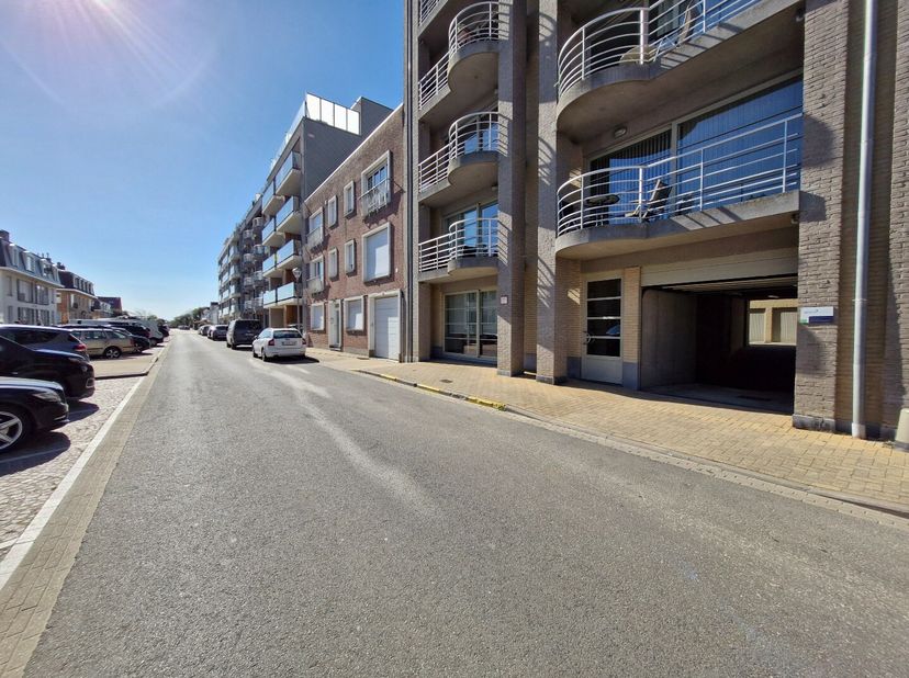 Centraal gelegen garagebox in de gezellige Strandwijk te Zeebrugge. Deze garage is makkelijk toegankelijk en bevindt zich in de buitenlucht op het gel