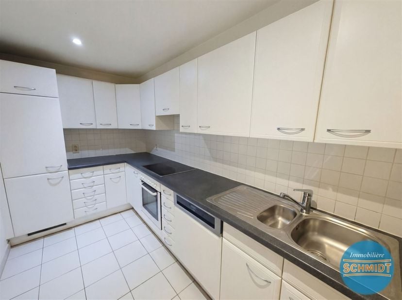 IMMOSCHMIDT (Ref. ) - IXELLES (Louise) - OBLIGATIE LOKATIEF EEN RESPECTER - Mooie lichte flat van 117m². Het bestaat uit een woonkamer, een volledig u