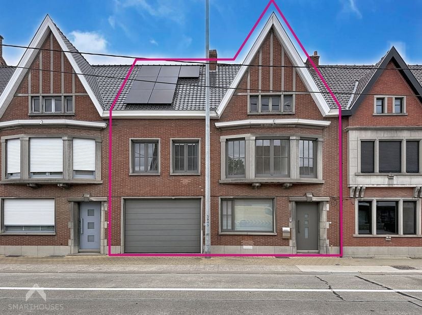 Gerenoveerde (2024) en energiezuinige burgerswoning bestaande uit een inkomhal, een ruime en lichtrijke leefruimte met zit- en eethoek, een volledig i