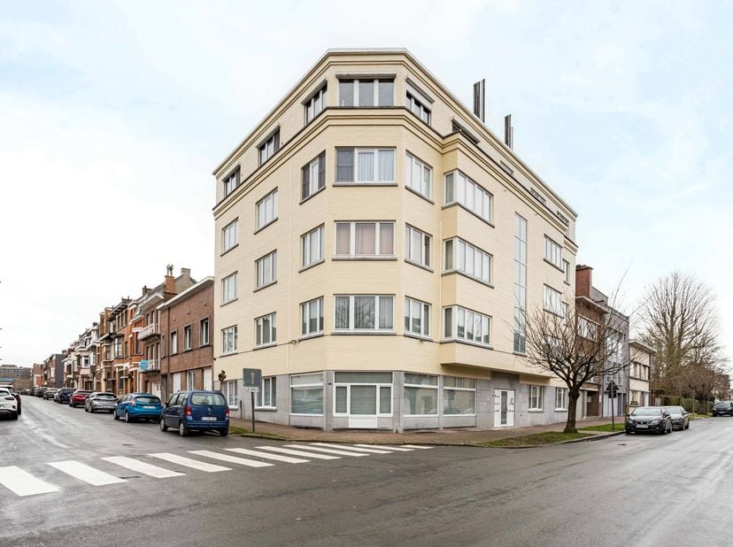 Dit stijlvol en ruim gelijkvloers appartement bevindt zich in een karaktervolle residentie in één van de mooiste lanen van Ronse, midden in de gegeerd