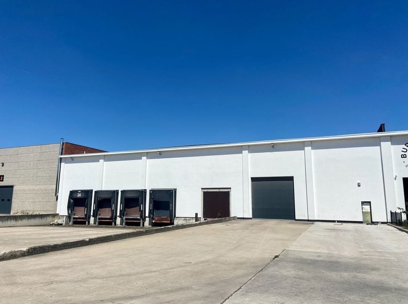 Entrepôt logistique de 6.547 m² à louer dans la zone industrielle De Regenboog, à 500 m à peine de l'autoroute N1 (Brusselsesteenweg), avec une connex