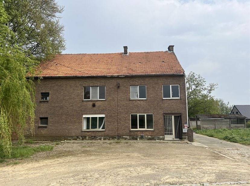 Deze ruime woning biedt tal van mogelijkheden en is perfect voor wie op zoek is naar een project om een droomhuis te realiseren. Met vier kamers boven