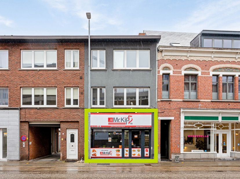 Deze handelsruimte van 115m² met diverse mogelijkheden is uiterst gunstig gelegen in het centrum van Mol, op wandelafstand van allerlei scholen, winke