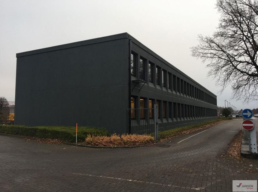 Prachtig gerenoveerd kantorencomplex gelegen in de Donderslagweg, in Houthalen-Helchteren. Deze locatie biedt gemakkelijk en snel toegang tot alle inv