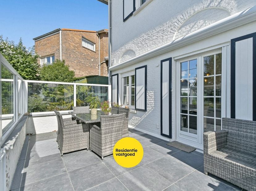 In een rustige en residentiële omgeving bevindt zich dit bijzonder ruime en instapklare gelijkvloerse appartement met een bewoonbare oppervlakte van 1