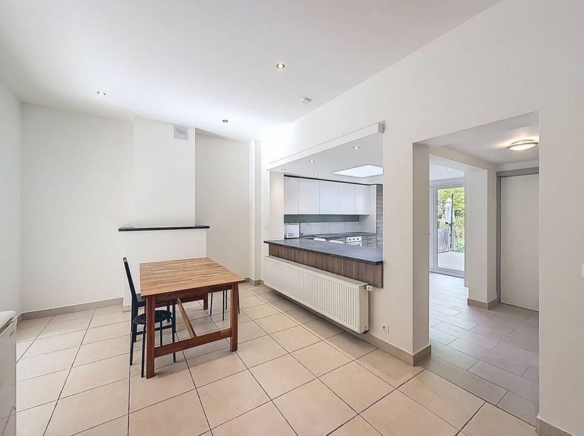 Cette maison située dans le Steenakker est l'endroit idéal pour ceux qui recherchent espace et confort à Gand. La maison a récemment été entièrement r
