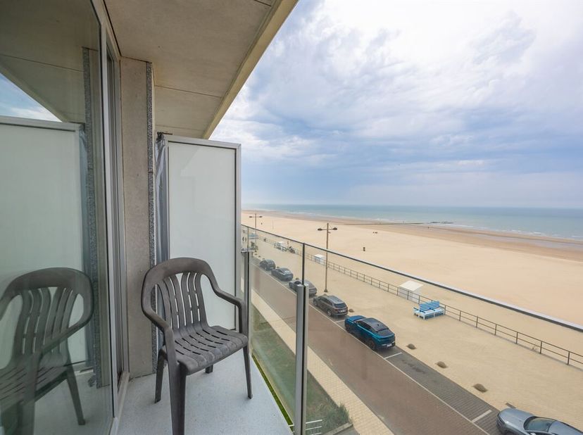 Gemeubelde studio met frontaal zeezicht en gezellig terras gelegen op de 3e verdieping van de Residentie Zeegalm.   Indeling : inkomhal, woonkamer met