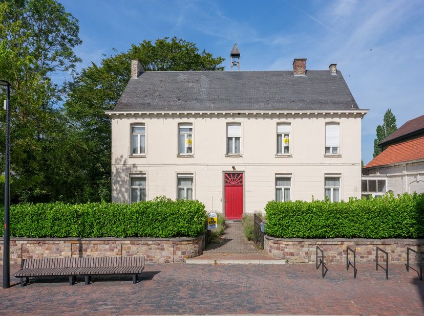 Au 8 de la Bruulstraat, dans le centre de Haaltert, se trouve cet ancien presbytère, classé au patrimoine architectural. Cette maison de maître unique
