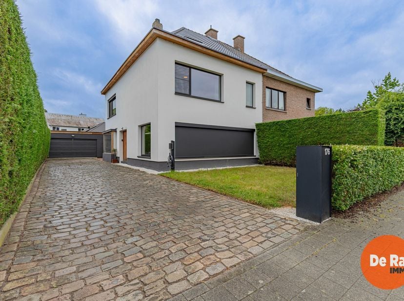 EERSTE BEZOEKDAG ZONDAG 28/06 VAN 10U TOT 13U (enkel op afspraak)<br />
GENTBRUGGE – Deze ruime instapklare gezinswoning van maar liefst 238 m² werd g