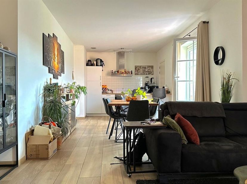 Prachtig en ruim 1-slaapkamerappartement met ondergrondse staanplaats<br />
Ligging: Dit appartement is ideaal gelegen met een vlotte verbinding naar