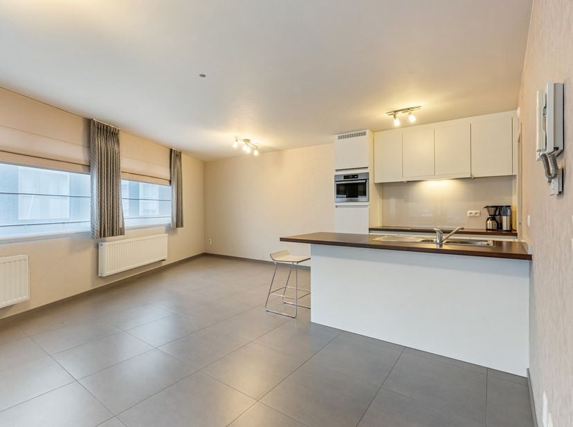 Gelegen in het hart van Landen, in de Stationsstraat 91 bus 102, vinden we dit instapklare appartement met twee slaapkamers. Het maakt deel uit van ee