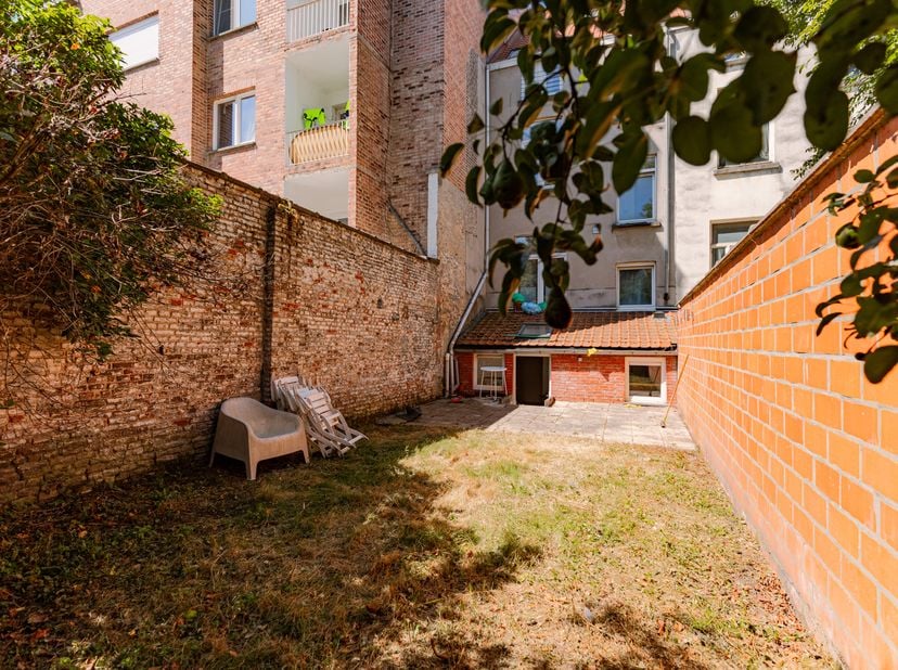 Ontdek dit gezellige gelijkvloerse appartement op een uitstekende ligging in de geliefde Holstraat, op wandelafstand van het historische centrum van G