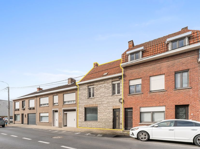 Wie op zoek is naar een woning die nog verder naar eigen smaak kan ingericht worden is hier aan het juiste adres. Deze woning werd reeds gedeeltelijk