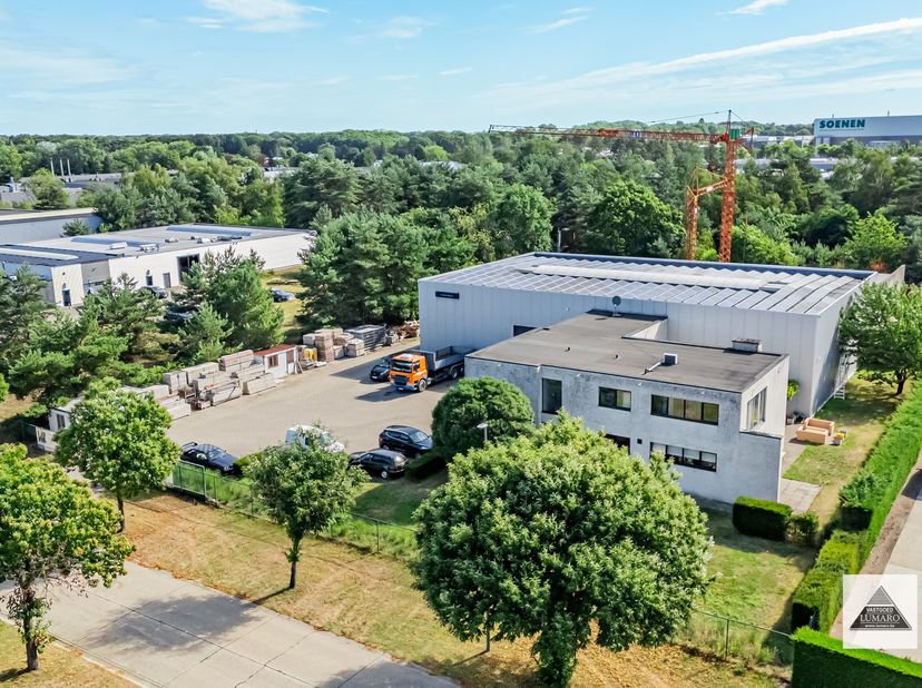 Op industrieterrein Teutelberg te Lanklaar (Dilsen-Stokkem) ligt dit bedrijfsgebouw (2002) op een perceel van 44a 93ca, met een breedte van 53 m langs