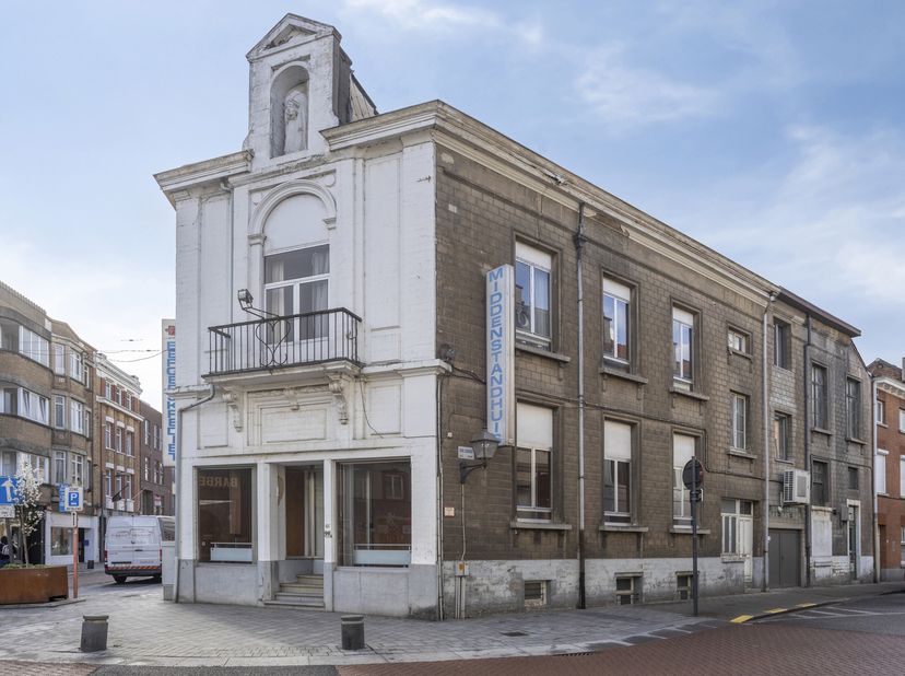 Uitstekend gelegen woon- en handelshuis met indrukwekkende gevel en tal van mogelijkheden, gelegen in de bekende Leuvensestraat te Tienen. EPC-label F